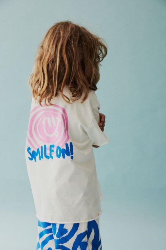 Dziecko w koszulce Minikid SMILE ON TSHIRT – widok z przodu