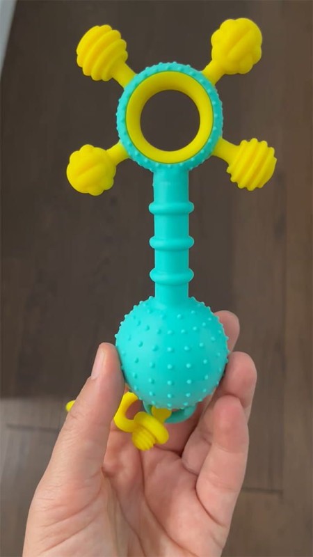 Silikonowy gryzak z zaczepką do wózka
