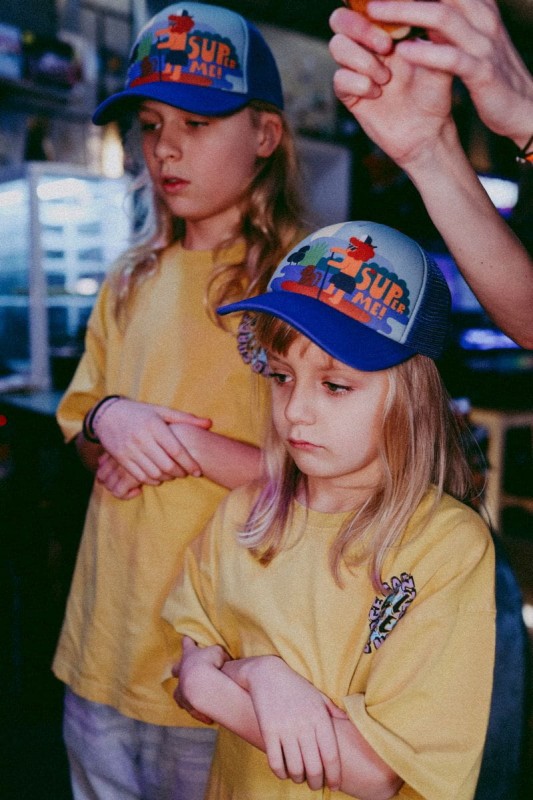 Tył czapki dziecięcej z daszkiem Super Me Blue Small Kids Cap DASHKI – przewiewna siateczka zapewniająca wentylację