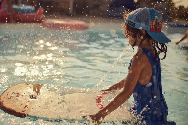 Zabawna przypinka do czapki dziecięcej Hold Me Small Kids Cap DASHKI – personalizuj swój daszek
