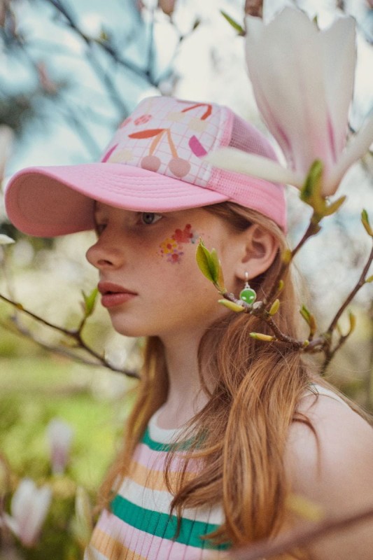 Tył czapki dziecięcej z daszkiem Cherries Small Kids Cap DASHKI – przewiewna siateczka zapewniająca wentylację