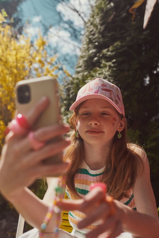 Zabawna przypinka do czapki dziecięcej Cherries Small Kids Cap DASHKI – personalizuj swój daszek