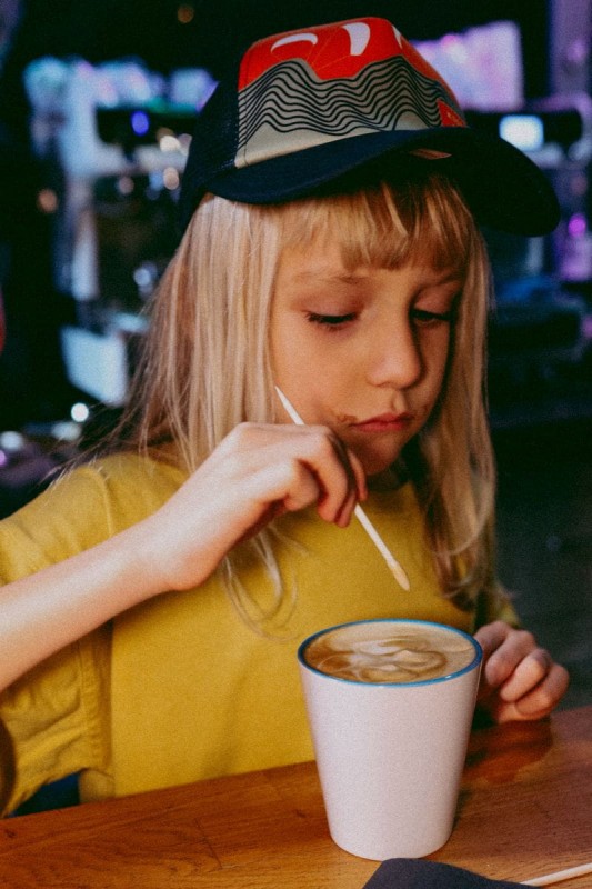 Zabawna przypinka do czapki dziecięcej Kiss My Board Small Kids Cap DASHKI – personalizuj swój daszek