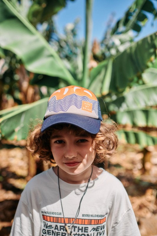 Tył czapki dziecięcej z daszkiem Kiss My Board Small Kids Cap DASHKI – przewiewna siateczka zapewniająca wentylację