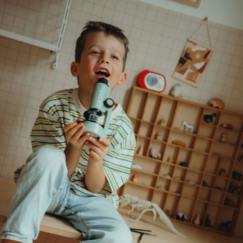 Dziecko używające mikroskopu KIDYWOLF – nauka przez zabawę