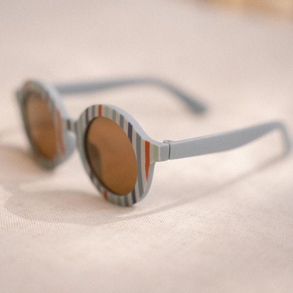 Dziecięce okulary przeciwsłoneczne w paski Blue Stripes marki Little Dutch