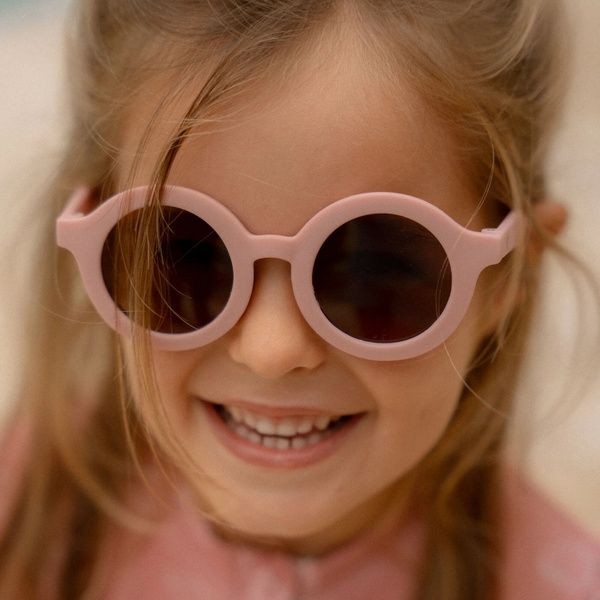 Okulary UV400 w pastelowym różu – model Soft Pink Little Dutch