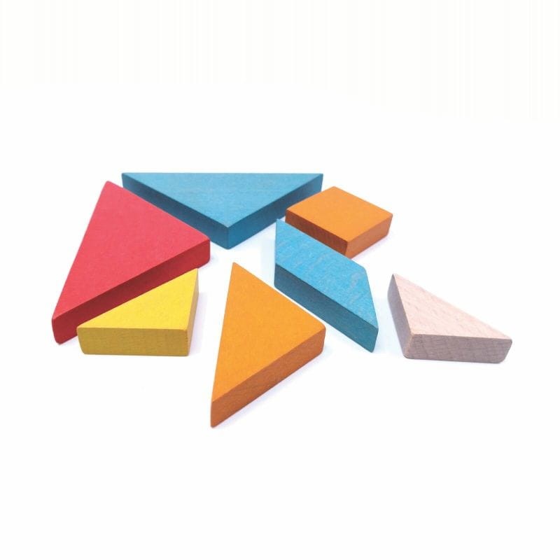 Dziecko układające drewniany tangram