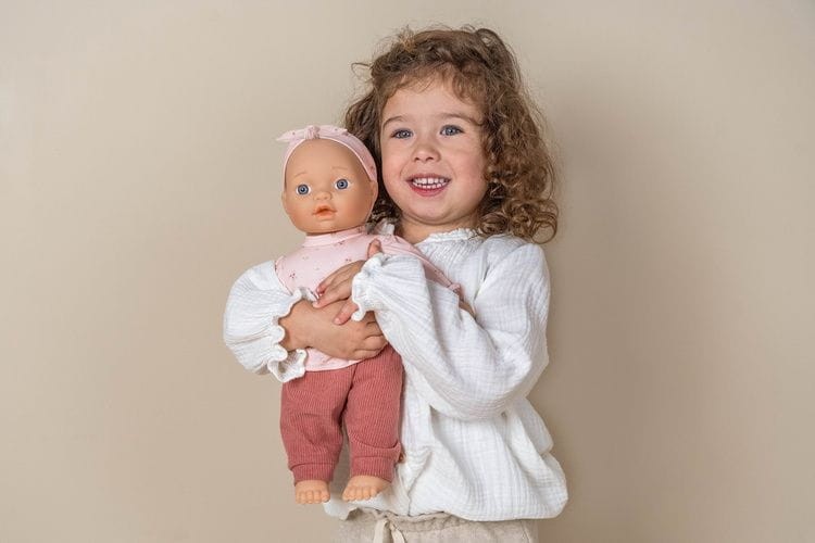 Lalka Lily Little Dutch z różową sukienką i smoczkiem – zabawka dla dzieci 18m+