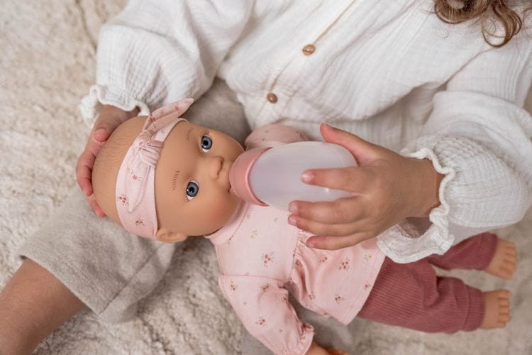 Lalka Bobas Lily Little Dutch z butelką i smoczkiem – zabawa w opiekę dla maluchów