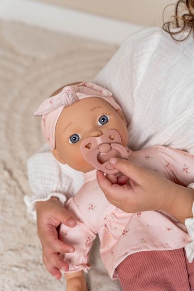 Lalka Lily Little Dutch w sukience Rosy Meadows – interaktywna zabawka dla dzieci
