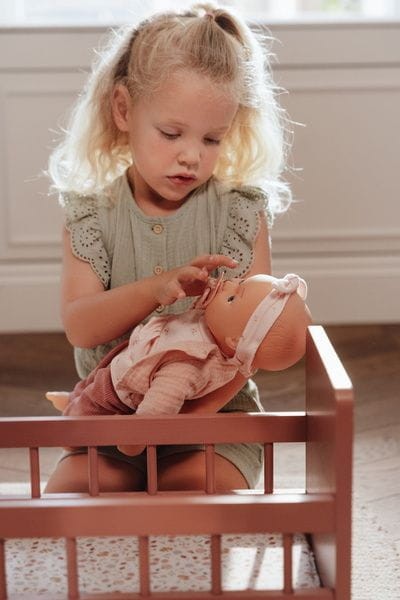 Miękka lalka Lily Little Dutch z butelką i smoczkiem – prezent dla dziewczynki