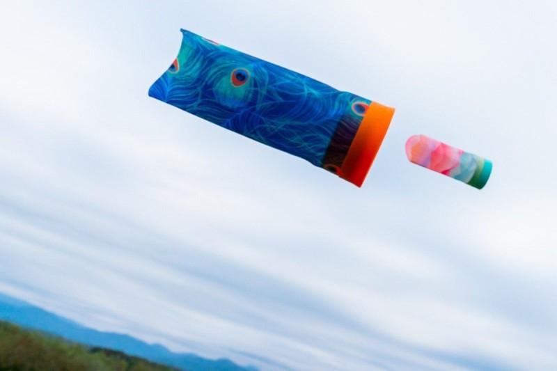 Dziecko bawi się rzutką Waboba® Airlyft Geometric Tribe na świeżym powietrzu