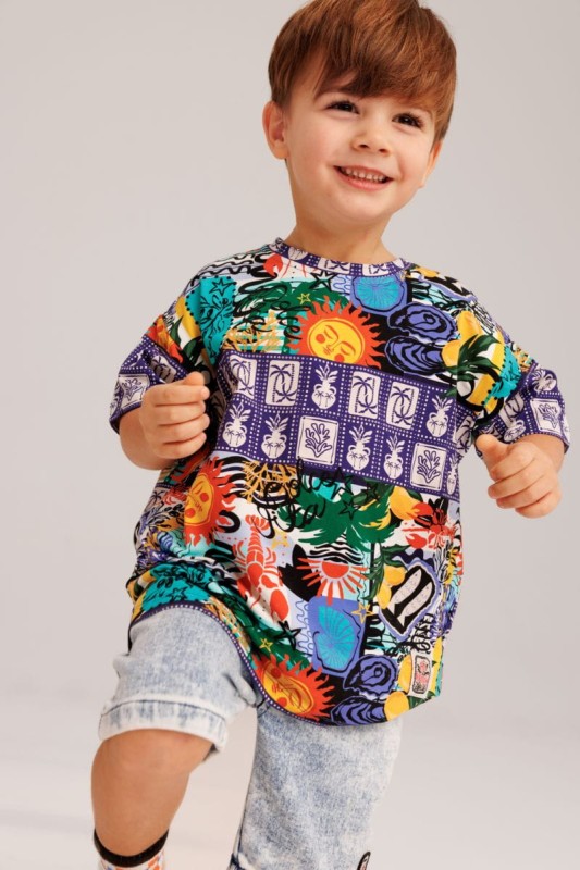 Dziecko w t-shircie MOZAIC – stylizacja casual