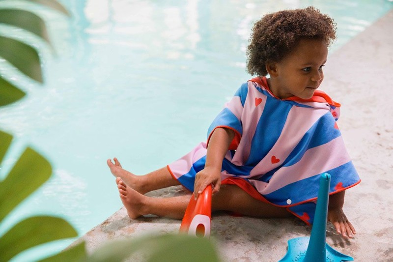 Kolorowe poncho na basen i plażę – marka Quut