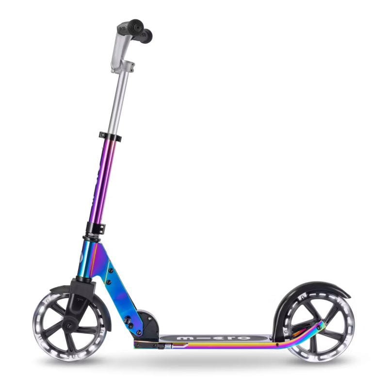 Szeroka kierownica i świecące koła hulajnogi Micro Cruiser