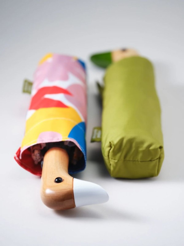 ekologiczna parasolka z recyklingowaną czaszą i drewnianym uchwytem