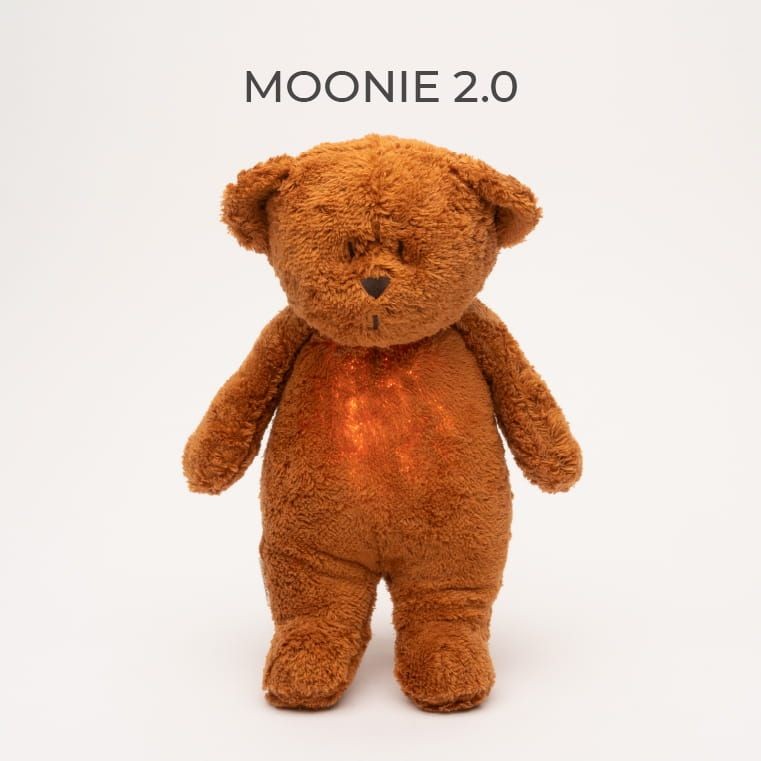 Szumiący miś Moonie Organic 2.0 Caramel – widok z przodu
