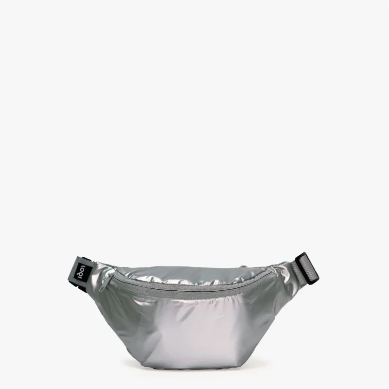 Nerka METALLIC Silver LOQI z metalicznym srebrnym wykończeniem – widok z przodu