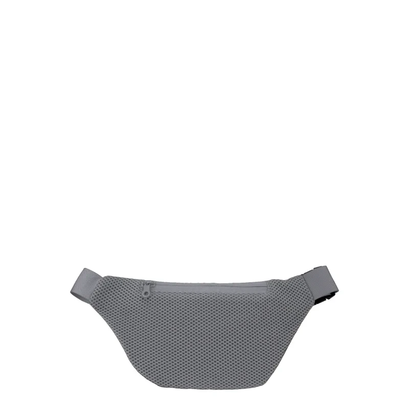Stylowa srebrna nerka METALLIC Silver LOQI noszona na spacerze