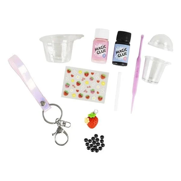 Dziecko tworzy zawieszkę Bubble Tea