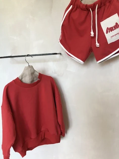 Czerwona bluza booso z szortami