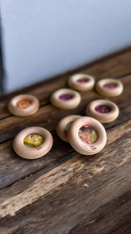 Petit Boum drewniana grzechotka sensoryczna Marchewki – zabawka dla niemowląt