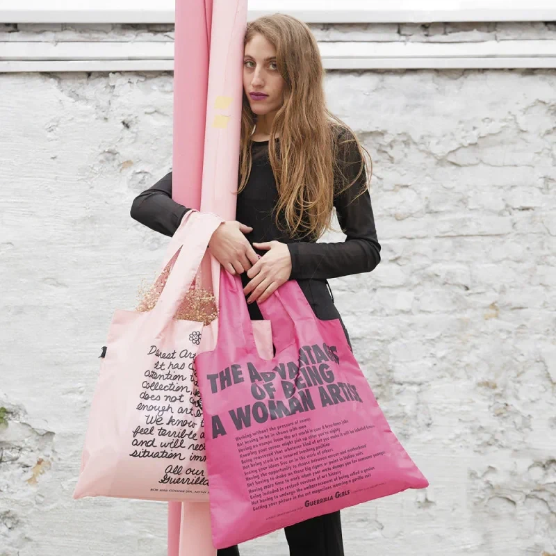 Torba podręczna LOQI z feministycznym projektem Guerrilla Girls