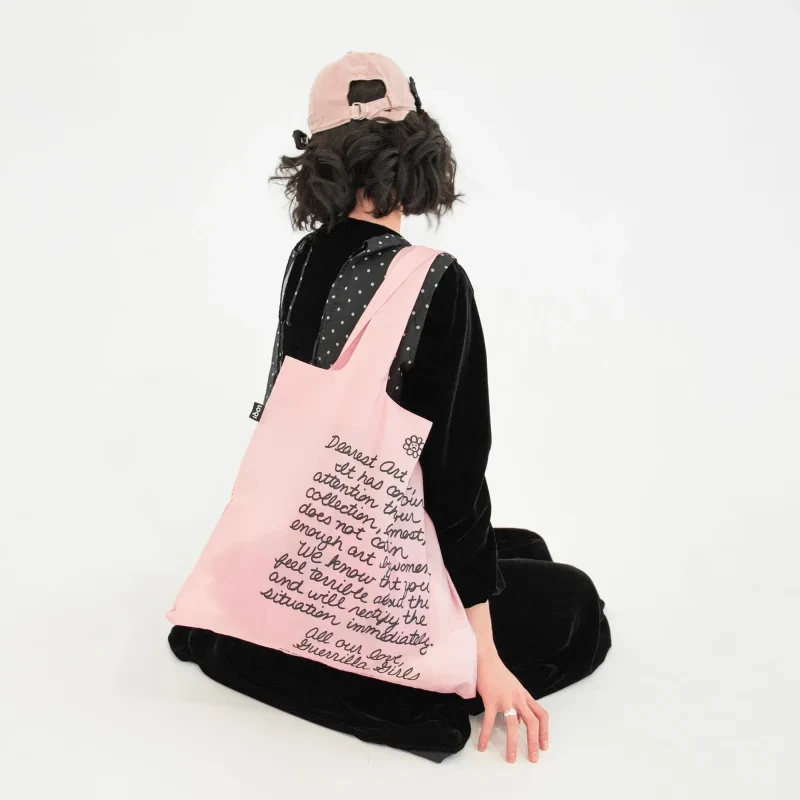 Torba podręczna LOQI z feministycznym projektem Guerrilla Girls