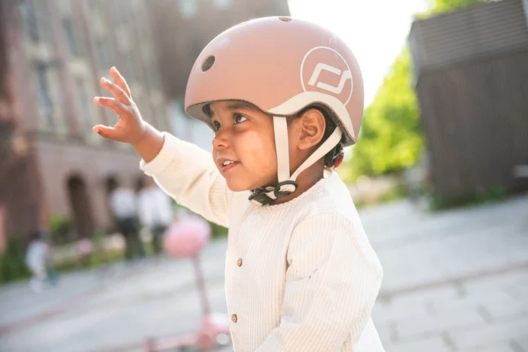 Bezpieczny kask Scoot & Ride dla malucha