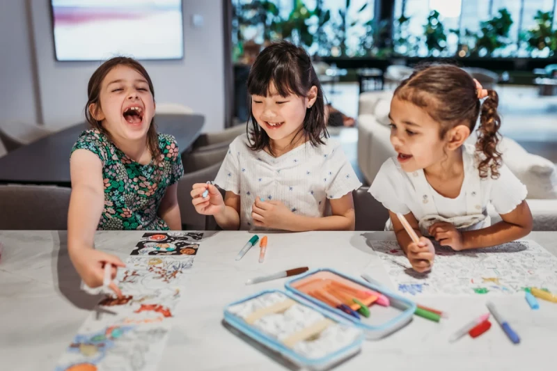Kompaktowy piórnik HeyDoodle na maty A3 i A4