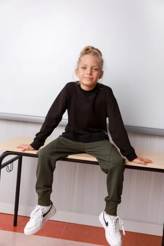 Spodnie TUSS CLASSIC Khaki – oliwkowe dresowe spodnie dla dzieci