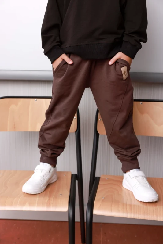 Spodnie TUSS CLASSIC Choco – brązowe spodnie dresowe dla dzieci
