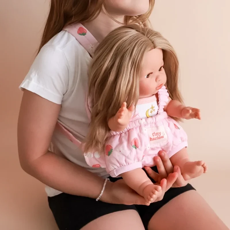 Tiny Harlow nosidełko dla lalek Strawberry z miękkim wypełnieniem