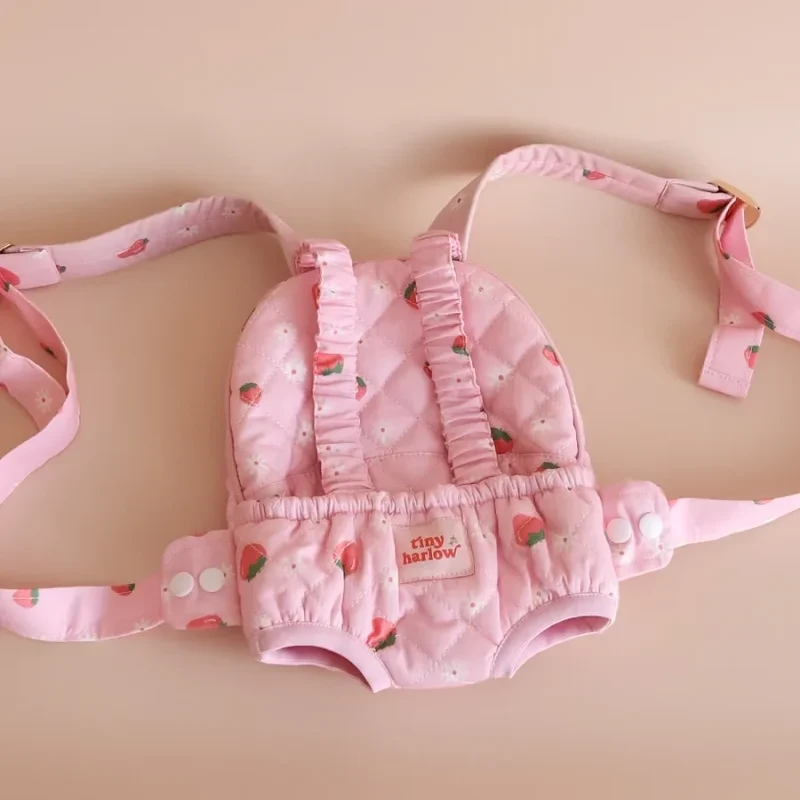 Nosidełko dla lalek Strawberry Tiny Harlow z czarującym printem