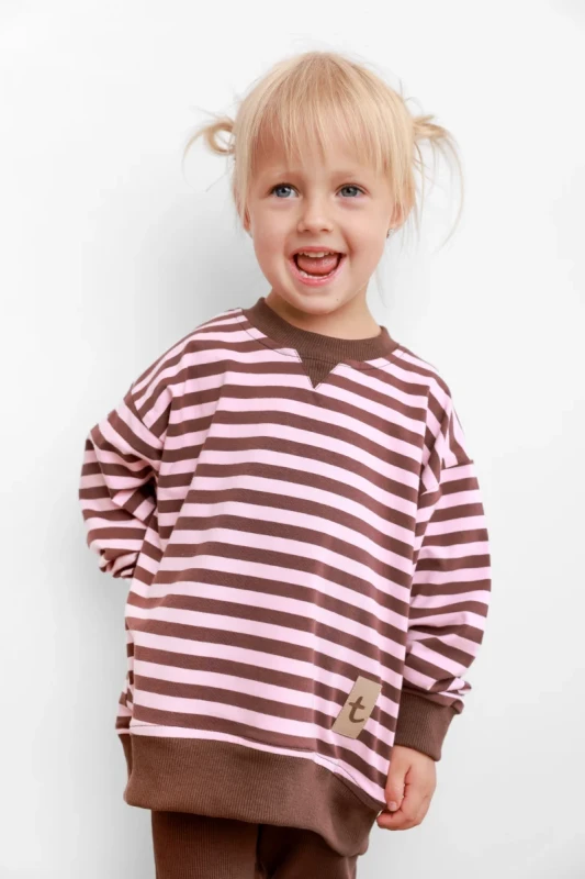 Bluza OVER Choco-Pink TUSS – detal prążkowanego materiału i naszywki TUSS