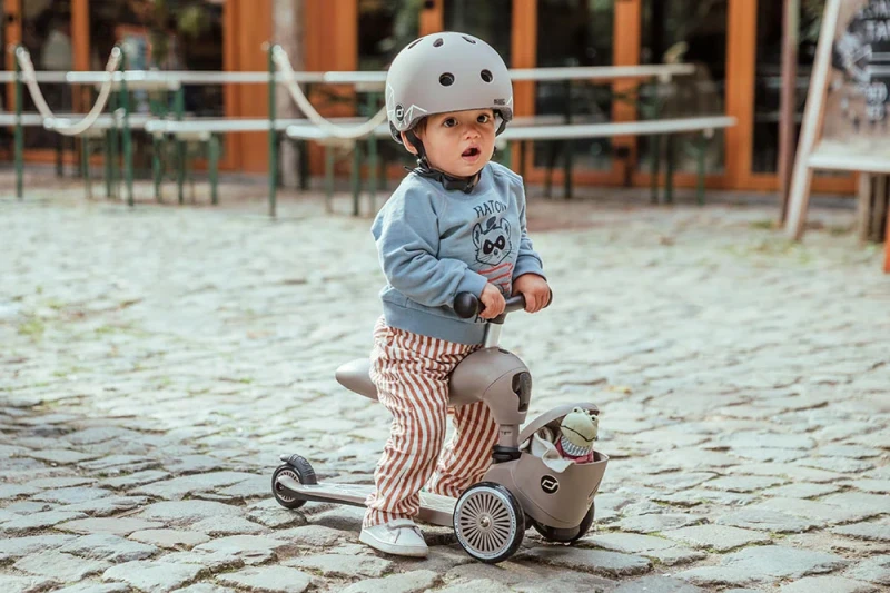 4897033966054-96605-SCOOTANDRIDE-Highwaykick-1-Lifestyle-2w1-Jezdzik-i-hulajnoga-z-zamykanym-schowkiem-1-5-lat-Brown-Lines-(26).webp