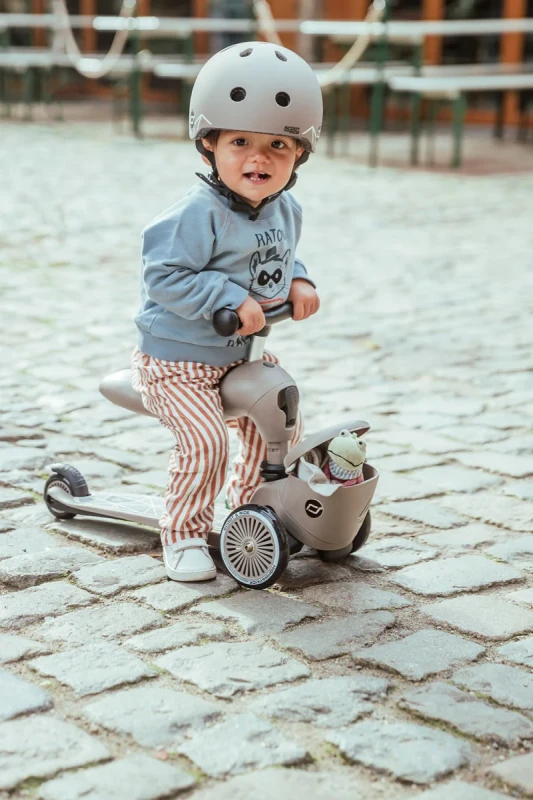 4897033966054-96605-SCOOTANDRIDE-Highwaykick-1-Lifestyle-2w1-Jezdzik-i-hulajnoga-z-zamykanym-schowkiem-1-5-lat-Brown-Lines-(27).webp