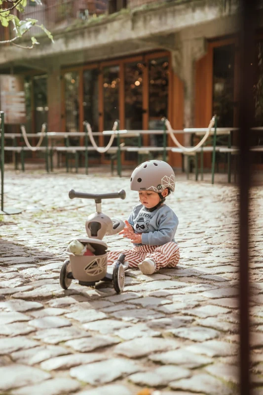 4897033966054-96605-SCOOTANDRIDE-Highwaykick-1-Lifestyle-2w1-Jezdzik-i-hulajnoga-z-zamykanym-schowkiem-1-5-lat-Brown-Lines-(31).webp