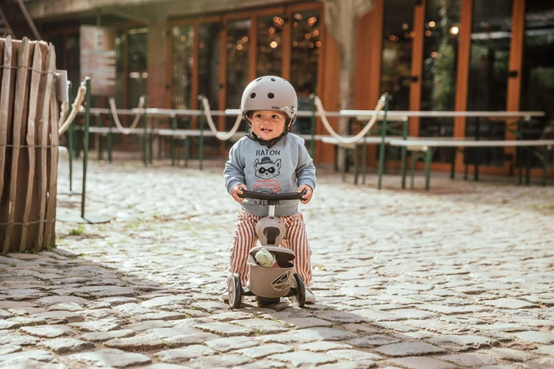 4897033966054-96605-SCOOTANDRIDE-Highwaykick-1-Lifestyle-2w1-Jezdzik-i-hulajnoga-z-zamykanym-schowkiem-1-5-lat-Brown-Lines-(32).webp