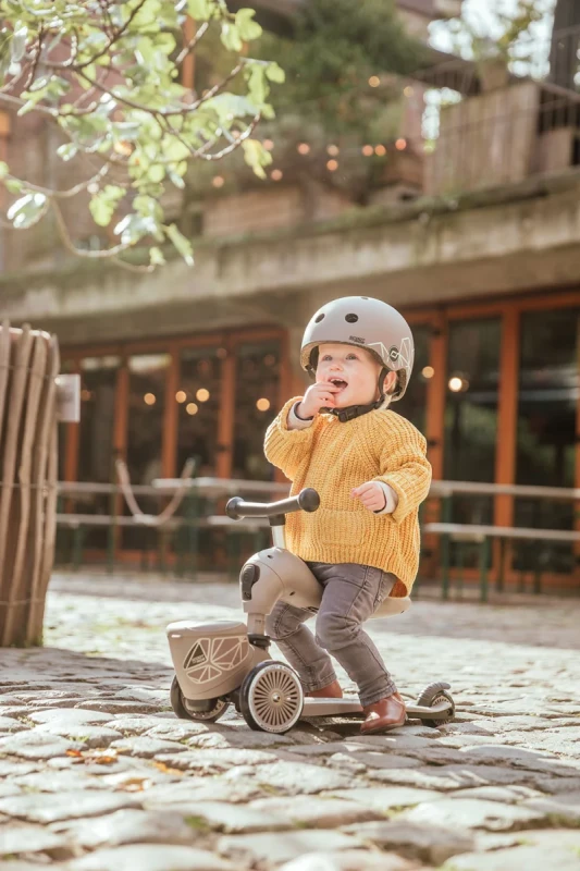 4897033966054-96605-SCOOTANDRIDE-Highwaykick-1-Lifestyle-2w1-Jezdzik-i-hulajnoga-z-zamykanym-schowkiem-1-5-lat-Brown-Lines-(49).webp