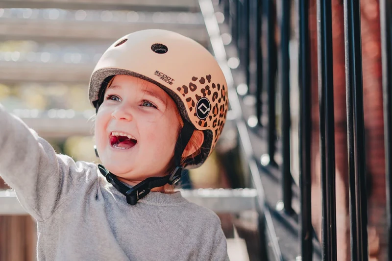 96561-SCOOTANDRIDE-Kask-XXS-S-dla-dzieci-1-5-lat-Leopard- (2).webp