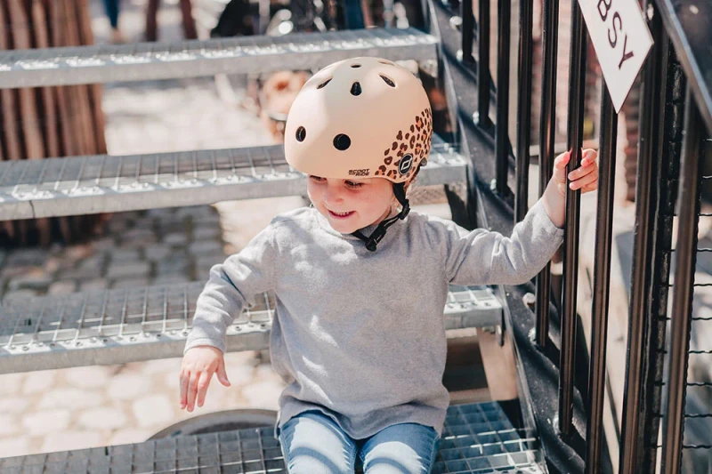 96561-SCOOTANDRIDE-Kask-XXS-S-dla-dzieci-1-5-lat-Leopard- (1).webp