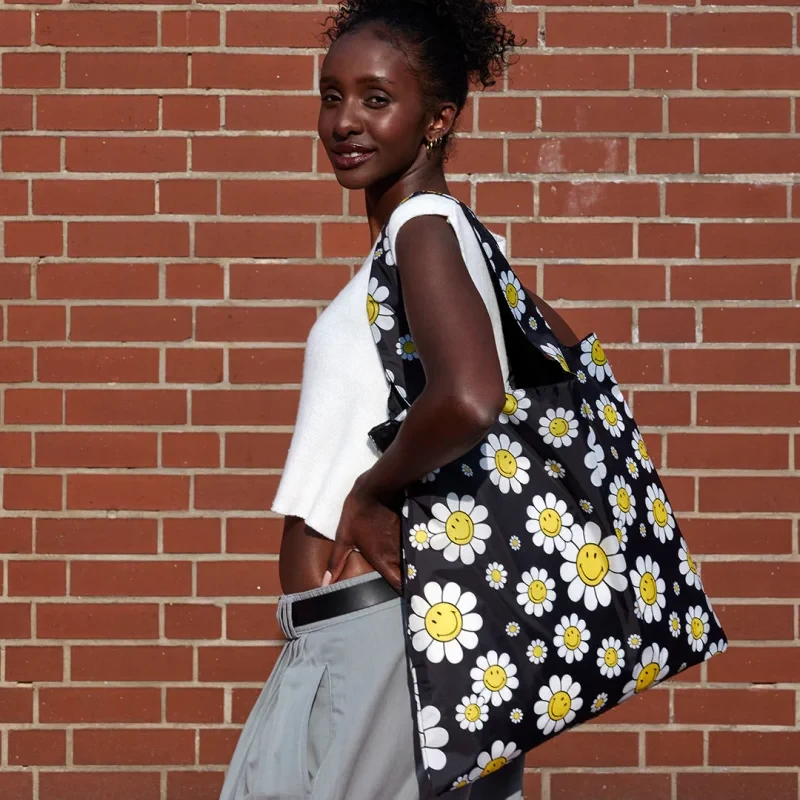 Torba LOQI SMILEY Flowers Black – lekka i wodoodporna