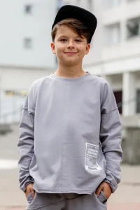 Szara bluzka z wykończeniami na surowo i grafiką na przodzie All For Kids