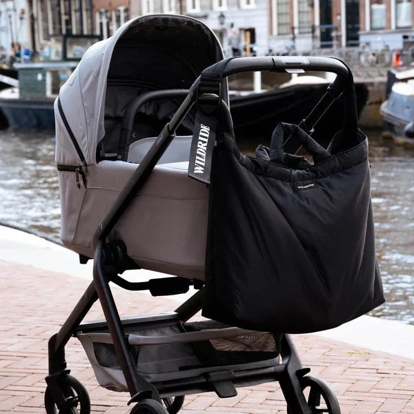 Mom Bag Black z kieszenią na butelkę i uchwytem na klucze