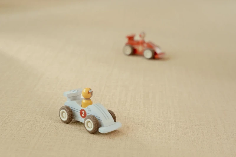Zabawki rozwijające motorykę – wyścigówki dla dzieci