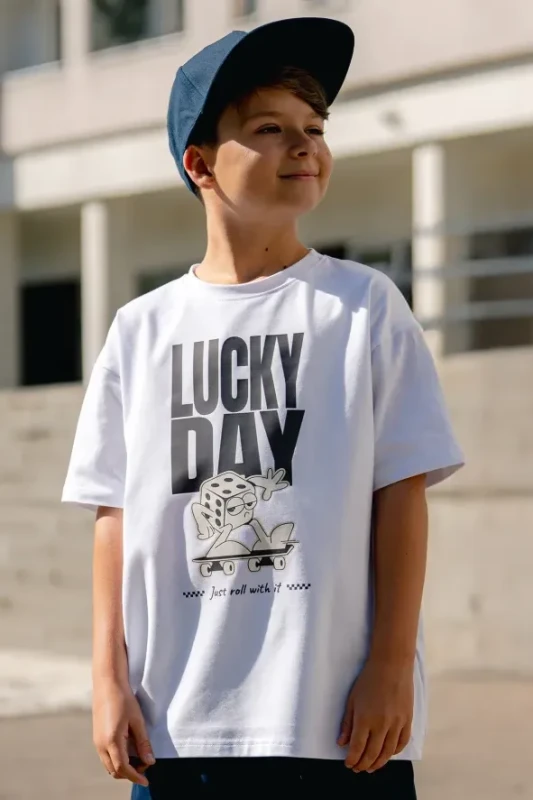 Biały T-shirt dziecięcy All For Kids z grafiką „LUCKY DAY” – 95% bawełna, 5% elastan