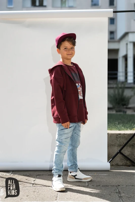 Bordowa rozpinana bluza dziecięca z kapturem i grafiką na plecach – All For Kids | 95% bawełna, 5% elastan