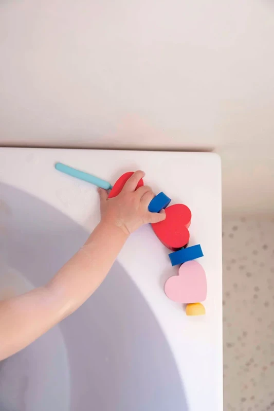 Klocki do nawlekania na sznurek – zabawa w wodzie